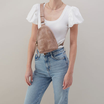 HOBO Featured - Fern Sling In Buffed Leather - Hazel