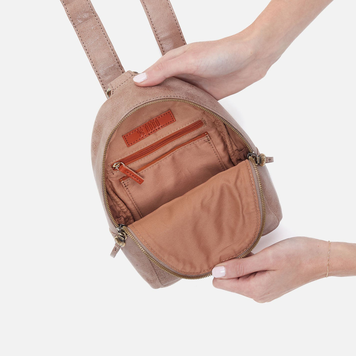 HOBO Featured - Fern Sling In Buffed Leather - Hazel