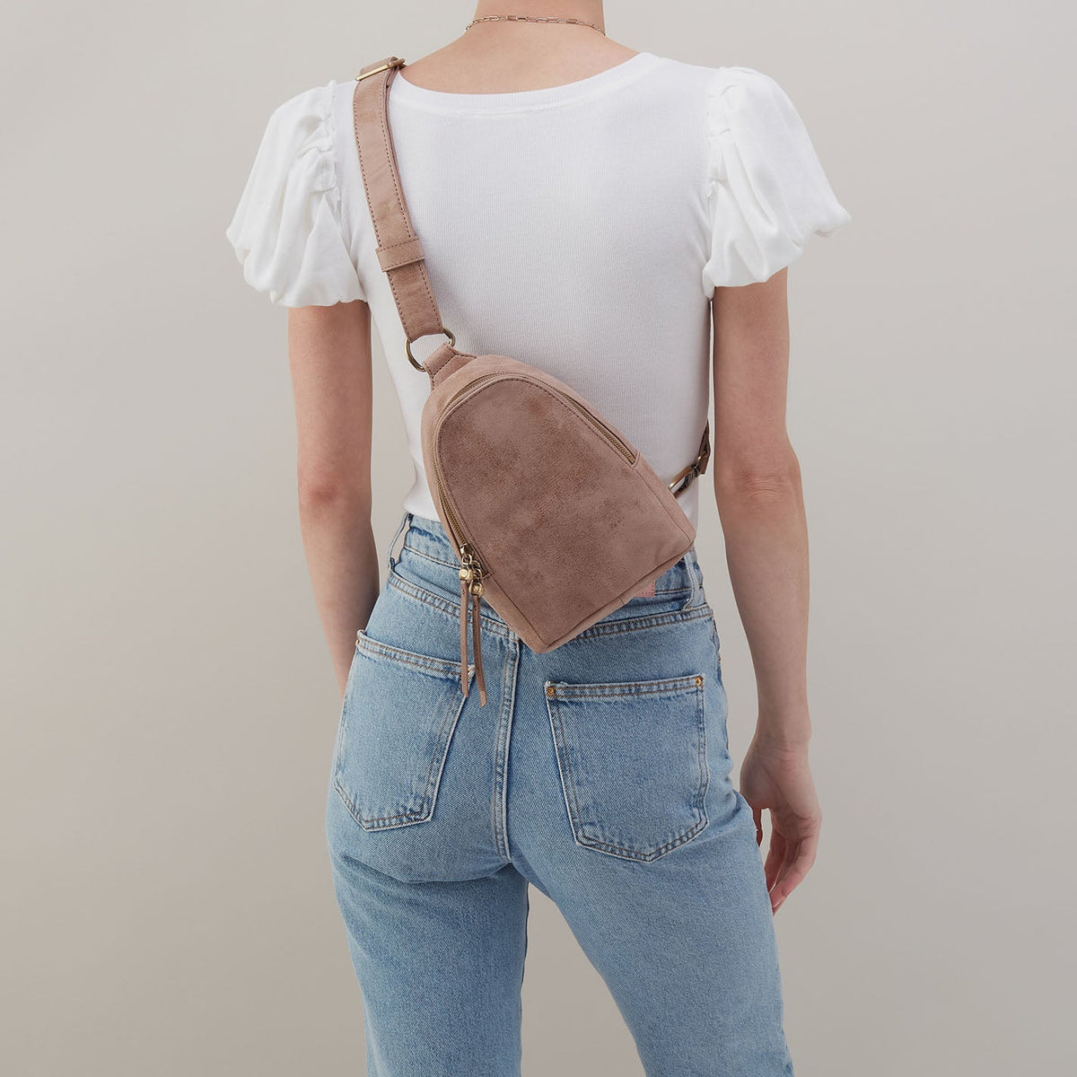 HOBO Featured - Fern Sling In Buffed Leather - Hazel