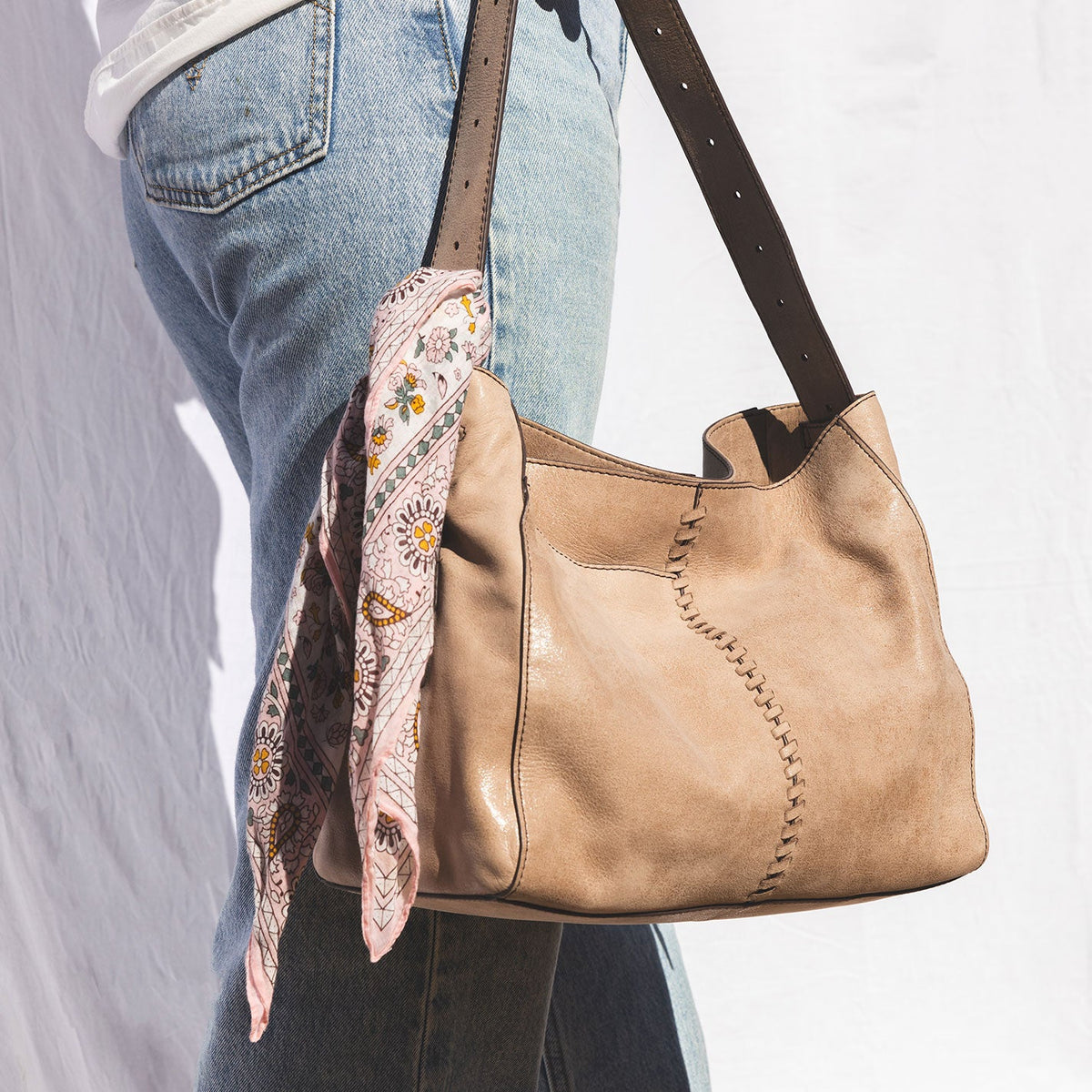 HOBO Smart Buy - Render Shoulder Bag In Buffed Leather - Hazel