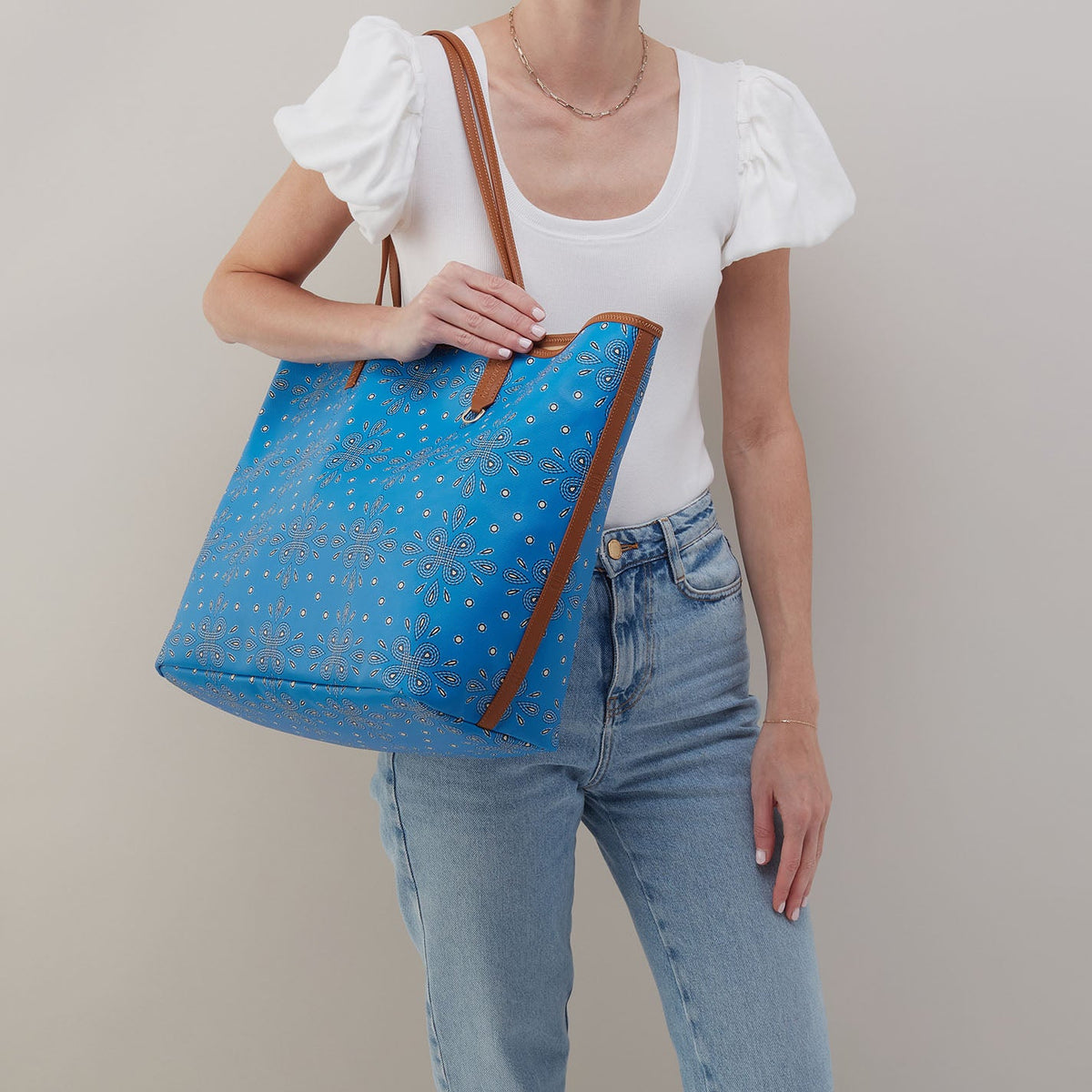 HOBO Exclusive - All That Tote Large In Coated Canvas - Blue Journey Bandana