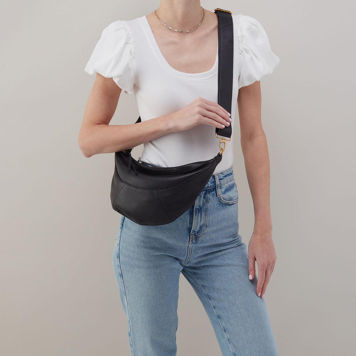 HOBO Classic - Carmen Sling In Pebbled Leather - Black