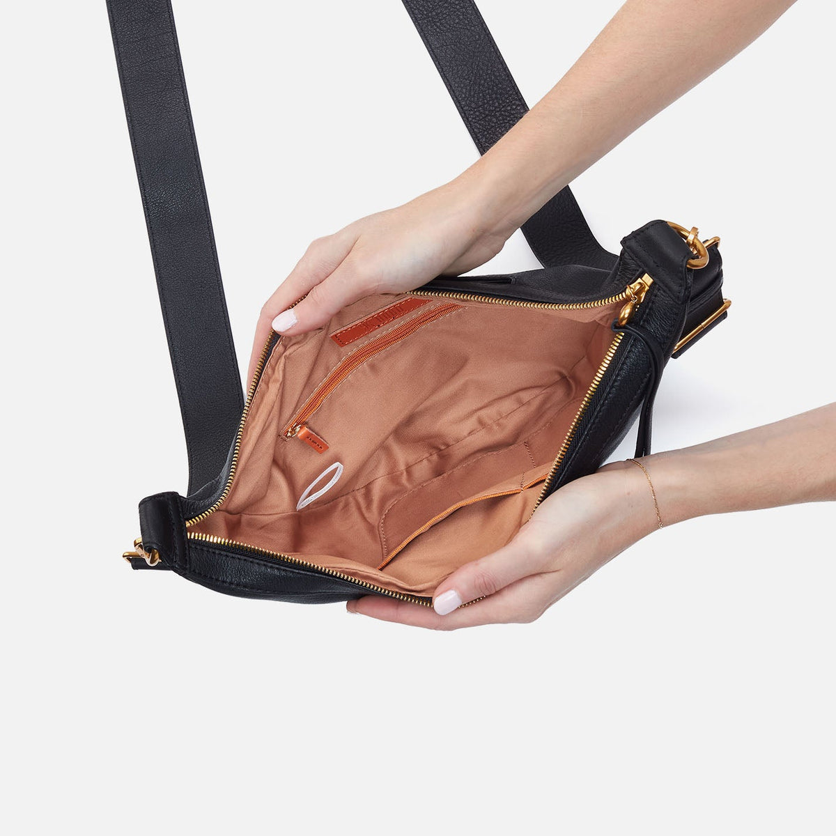 HOBO Classic - Carmen Sling In Pebbled Leather - Black