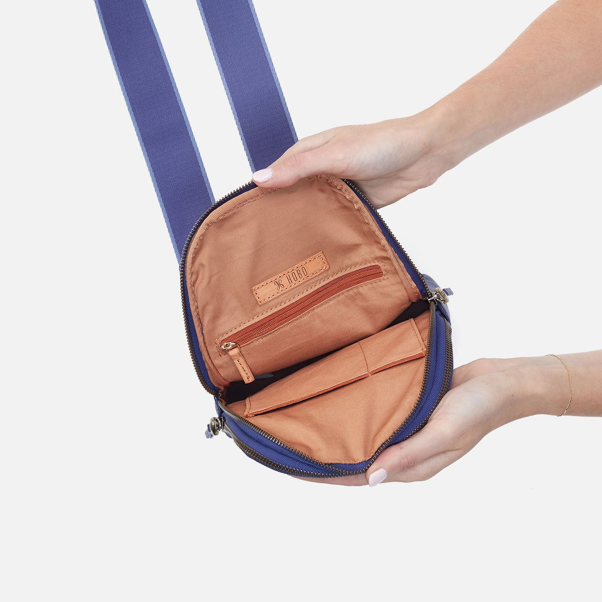 HOBO Quality - Cass Sling In Pebbled Leather - Dark Iris