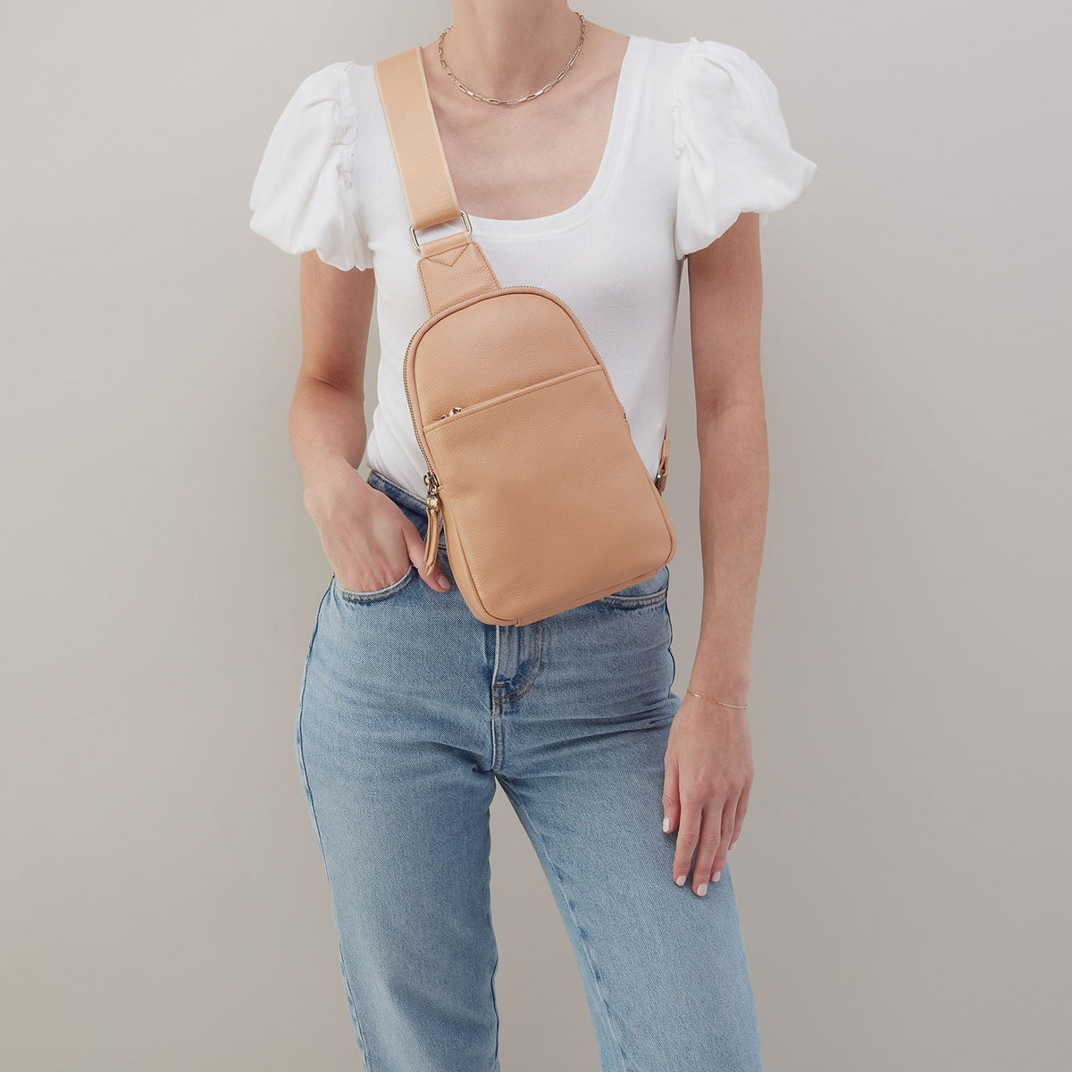 HOBO Quality - Cass Sling In Pebbled Leather - Porcini