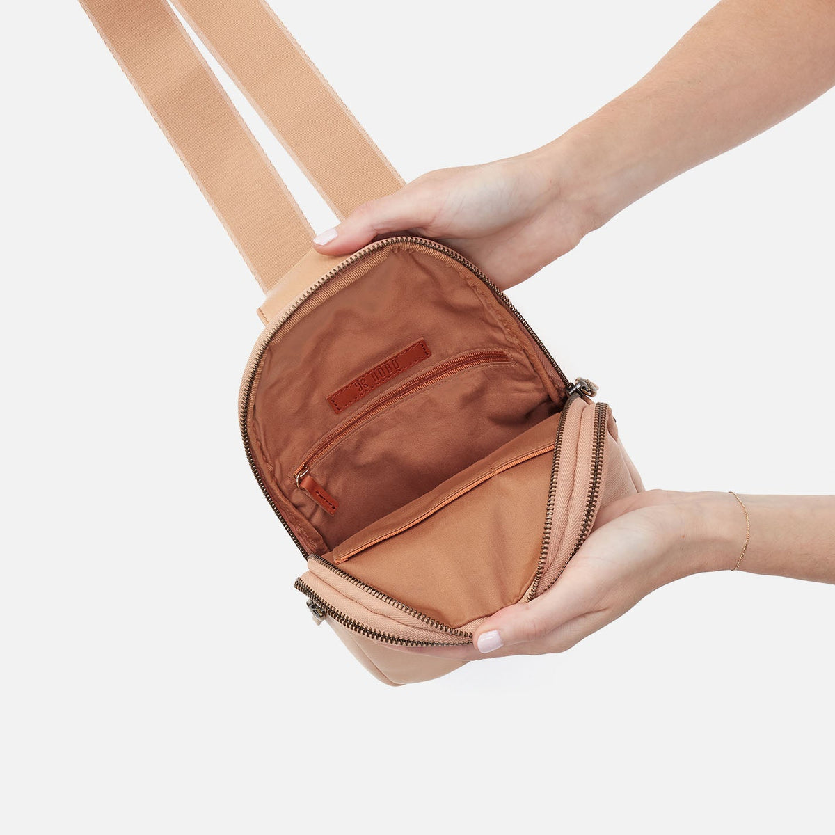 HOBO Quality - Cass Sling In Pebbled Leather - Porcini