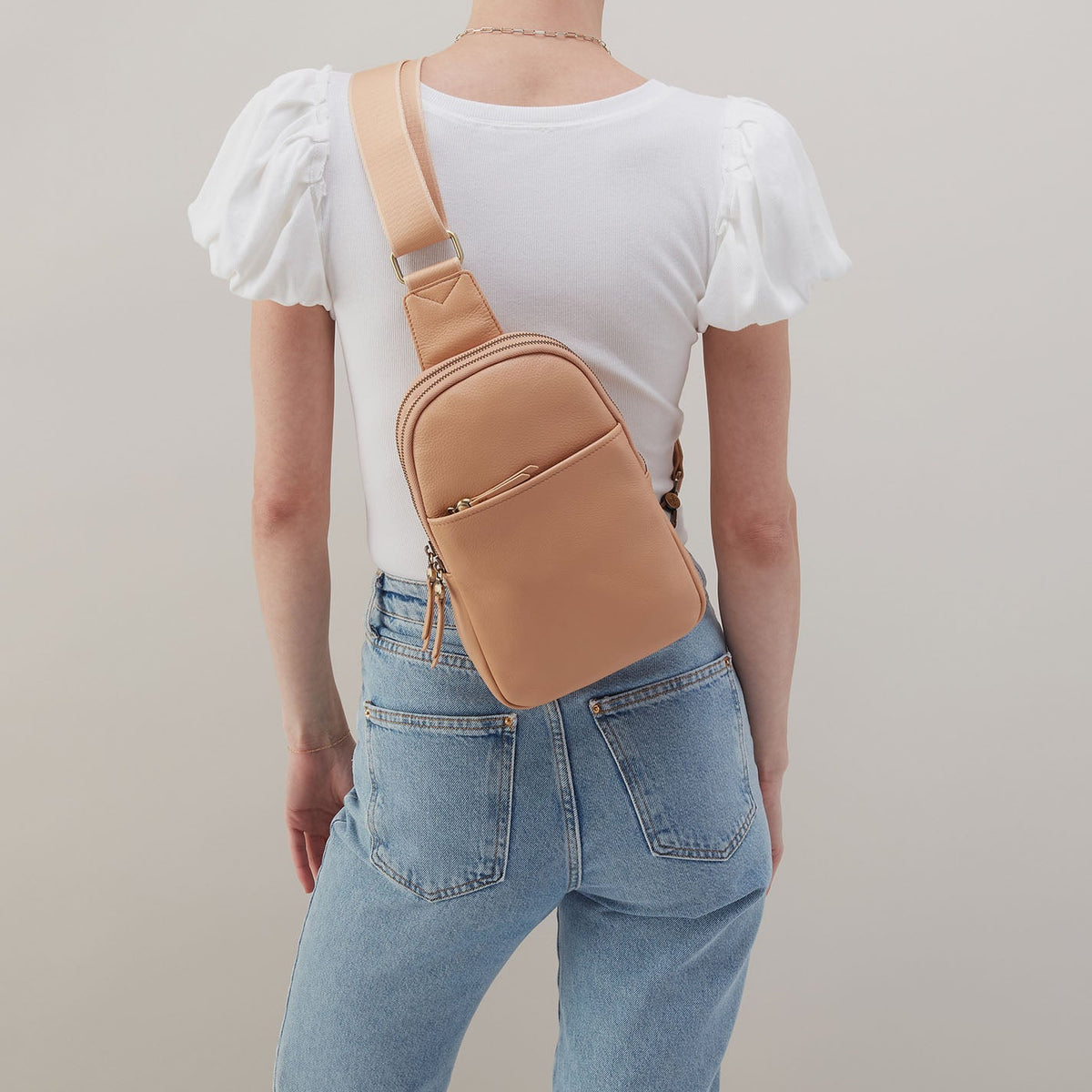 HOBO Quality - Cass Sling In Pebbled Leather - Porcini