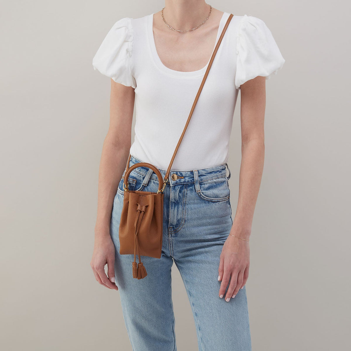 HOBO Special Offer - Eden Phone Crossbody In Pebbled Leather - Warm Honey