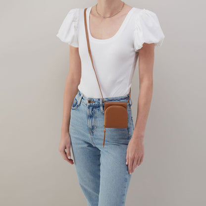 HOBO Trending - Fern Wallet Crossbody In Pebbled Leather - Warm Honey