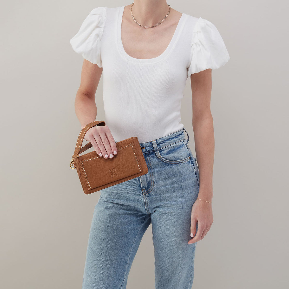 HOBO Classic - Hart Wristlet In Pebbled Leather - Warm Honey
