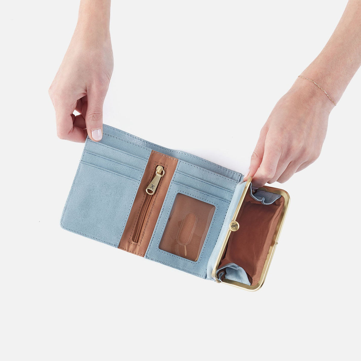 HOBO Special Offer - Robin Compact Wallet In Buffed Leather - Sky