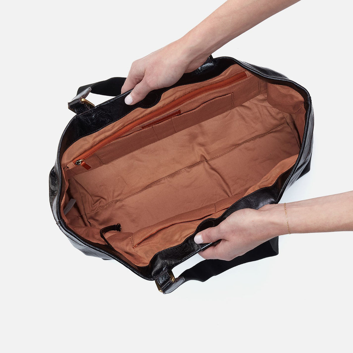 HOBO Essential - Romy Max Tote In Polished Leather - Black