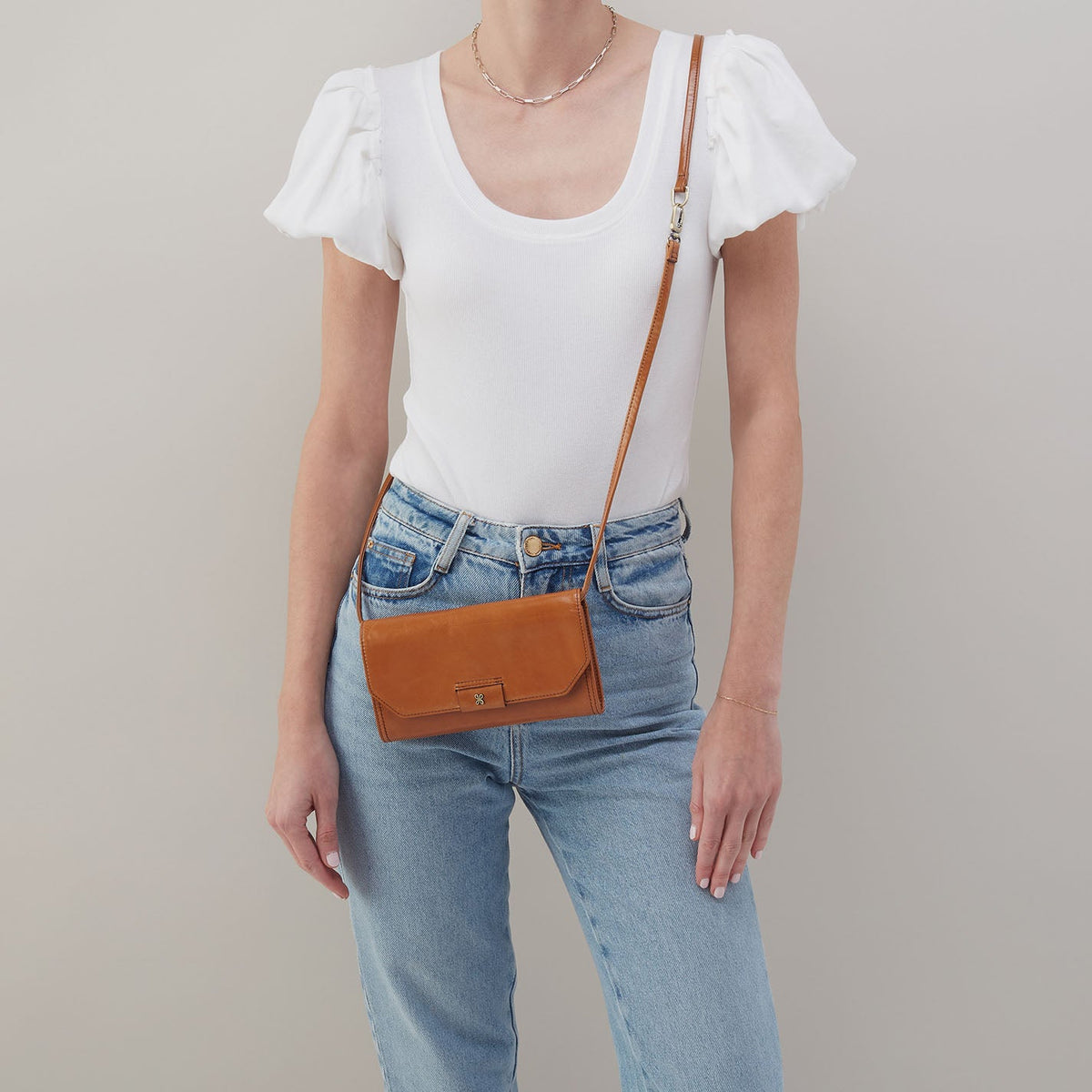 HOBO Featured - Romy Wallet Crossbody In Polished Leather - Truffle