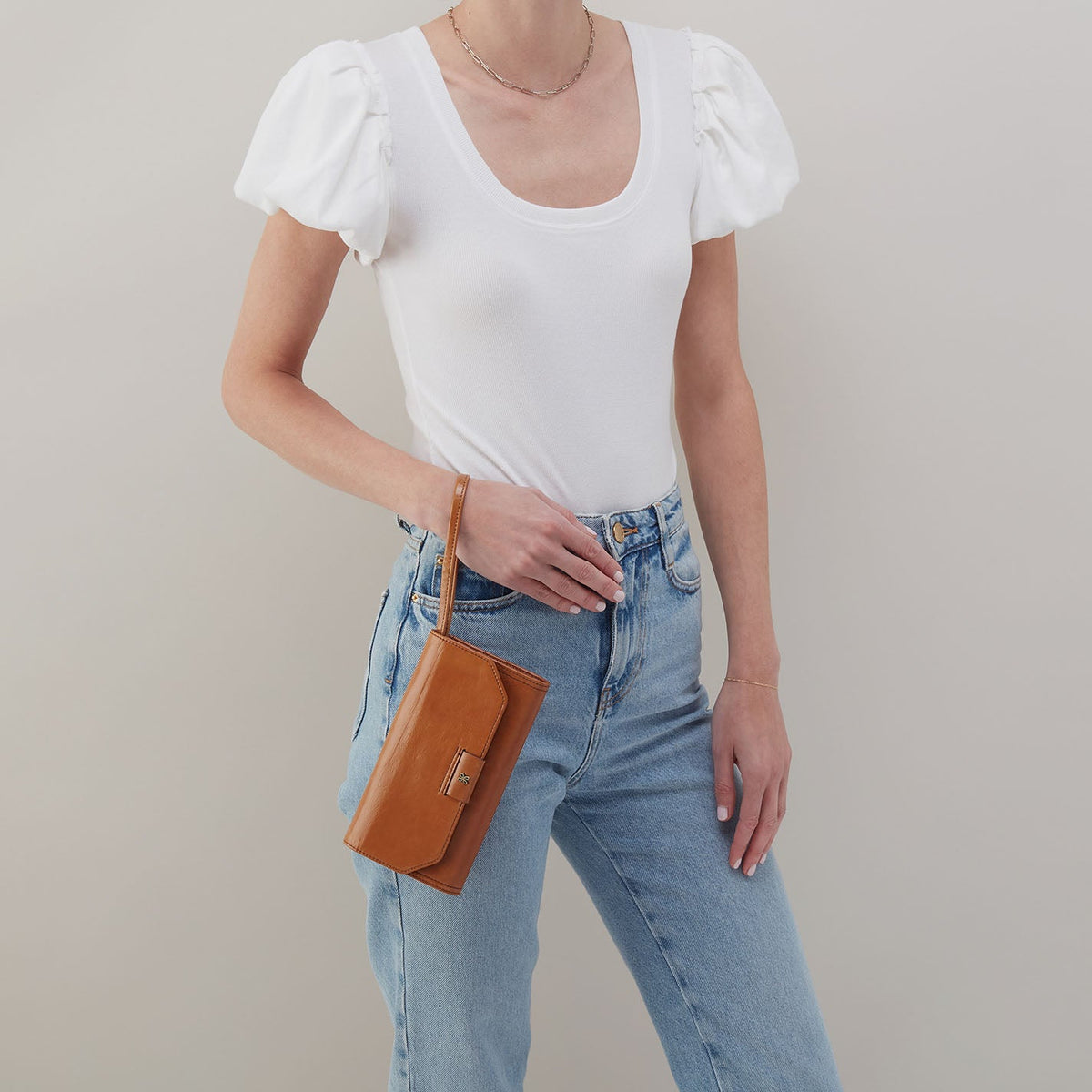 HOBO Featured - Romy Wallet Crossbody In Polished Leather - Truffle
