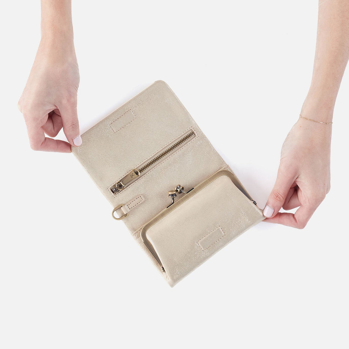 HOBO Essential - Ross Bead Wristlet In Metallic Leather - Sand Shimmer