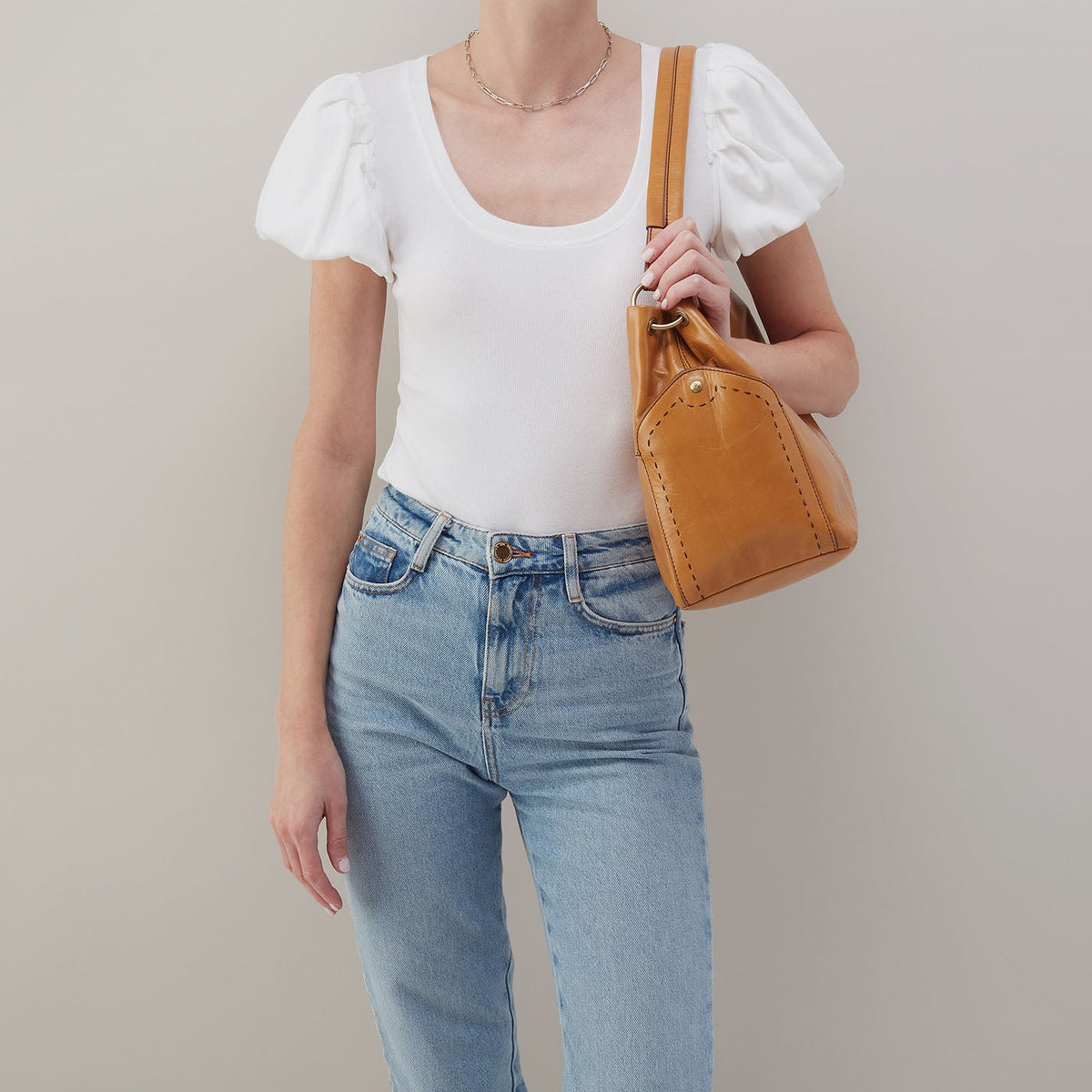HOBO Essential - Seneca Shoulder Bag In Polished Leather - Natural