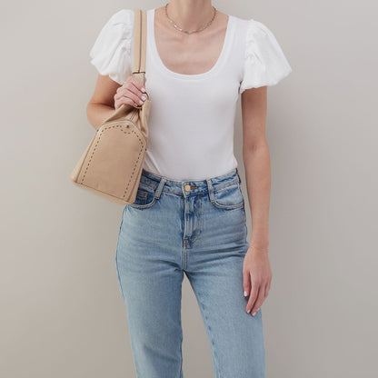 HOBO Popular - Seneca Shoulder Bag In Polished Leather - Sand