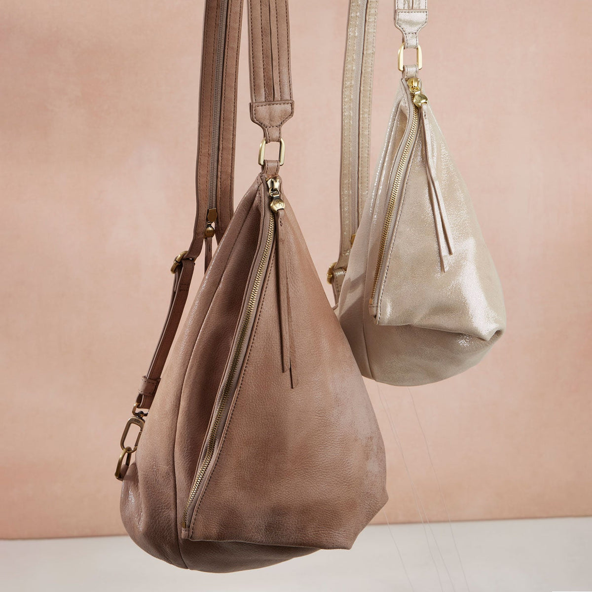 HOBO Special Offer - Sway Small Sling In Metallic Leather - Sand Shimmer