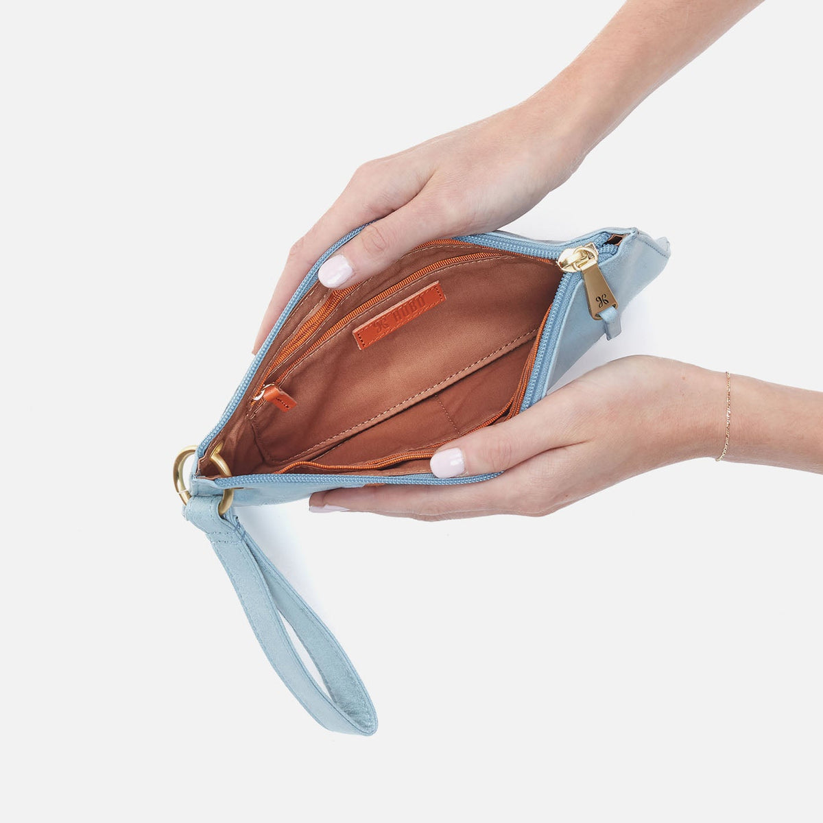 HOBO Value - Vida Wristlet In Buffed Leather - Sky
