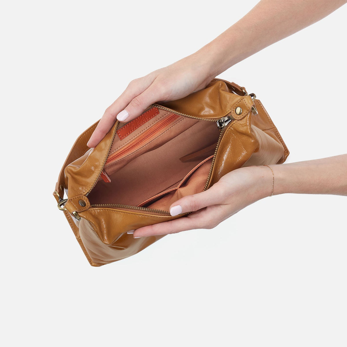 HOBO Essential - Avon Shoulder Bag In Polished Leather - Natural