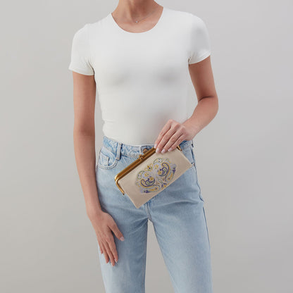 HOBO Smart Buy - Lauren Clutch-Wallet In Pebbled Leather - Birch