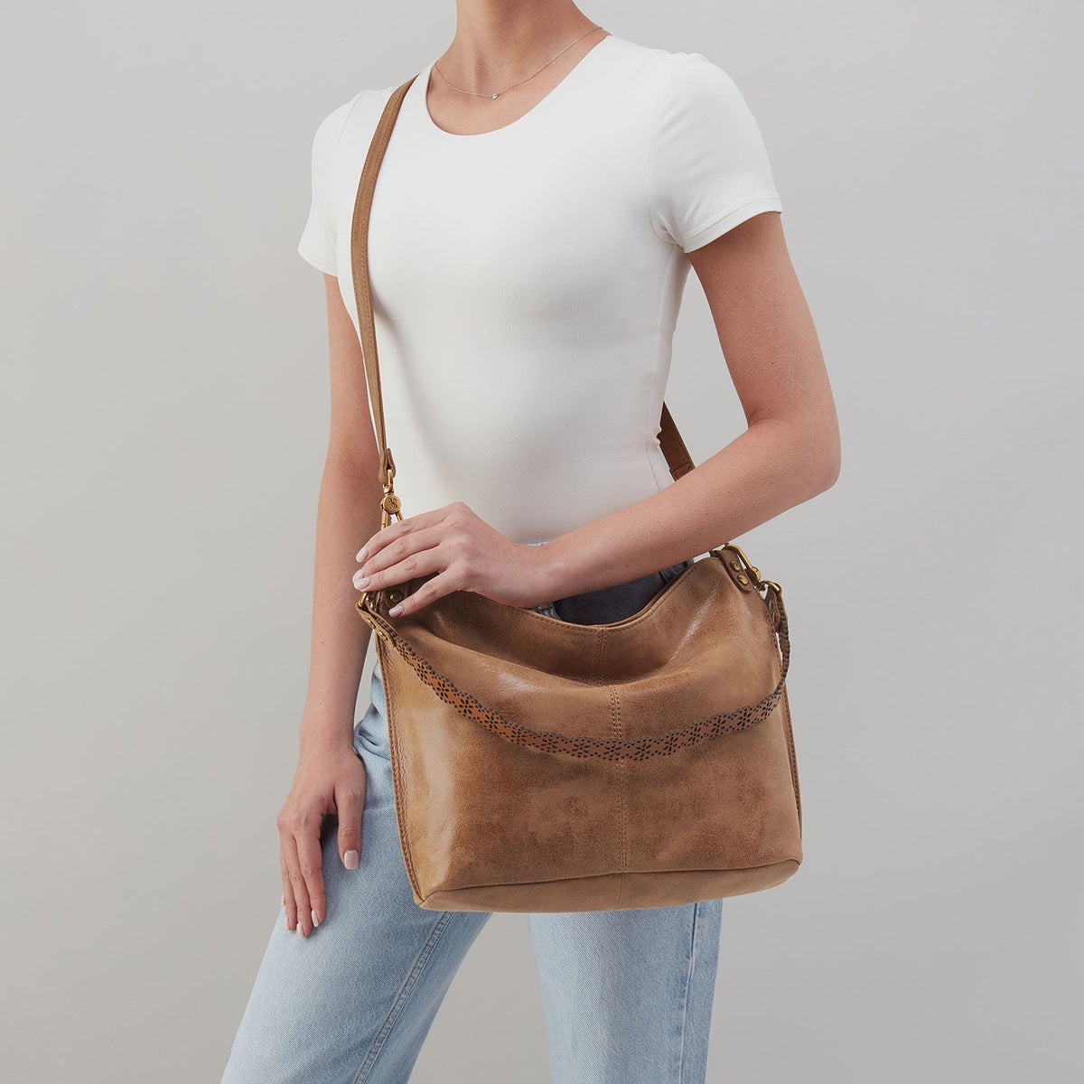 HOBO Essential - Pier Shoulder Bag In Buffed Leather - Whiskey