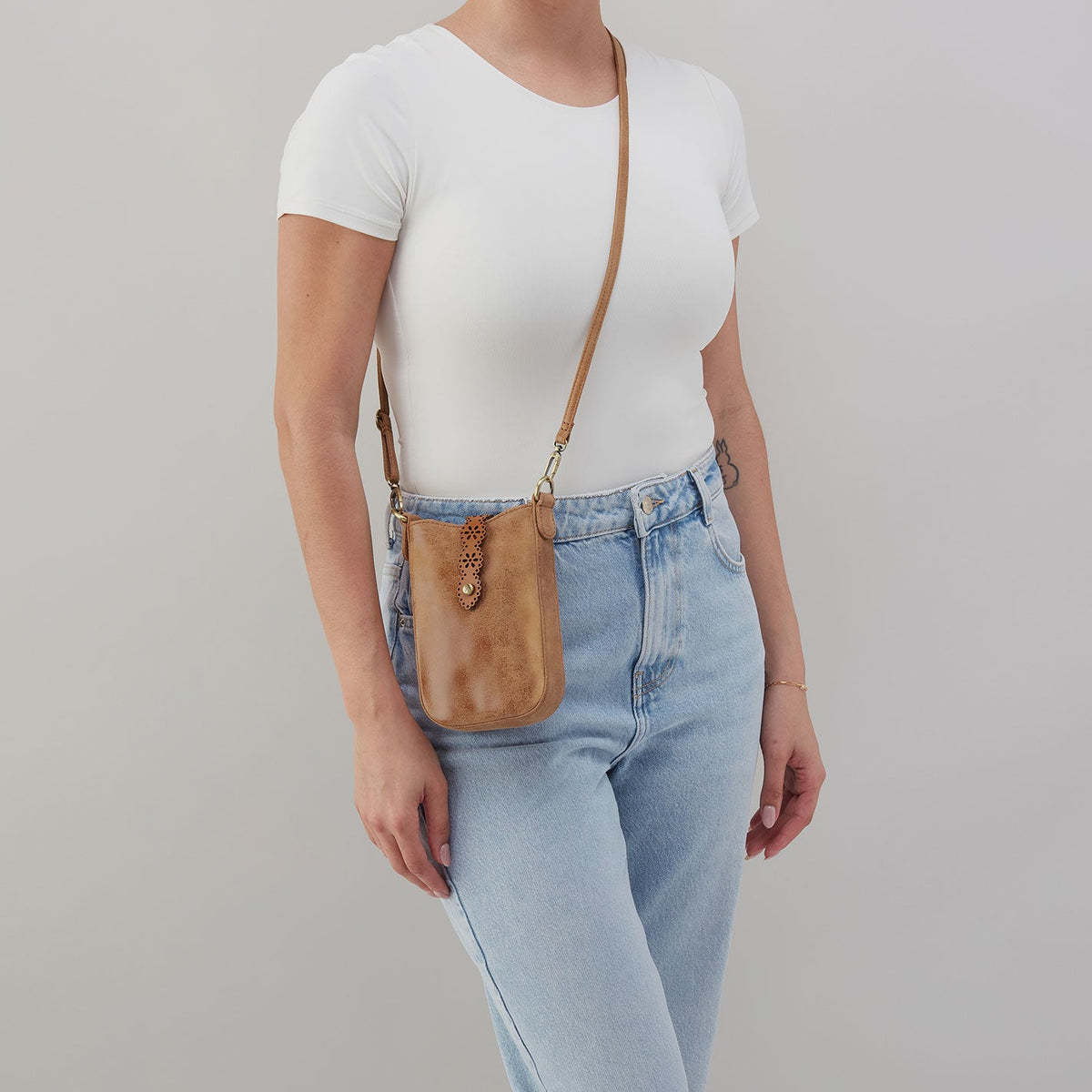 HOBO Recommended - Tabby Phone Crossbody In Buffed Leather - Whiskey