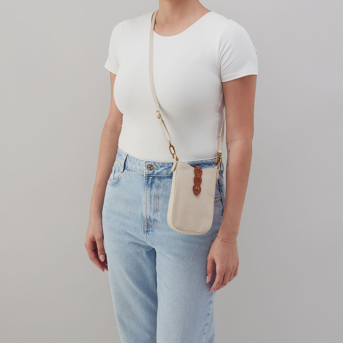 HOBO Special Offer - Tabby Phone Crossbody In Pebbled Leather - Birch
